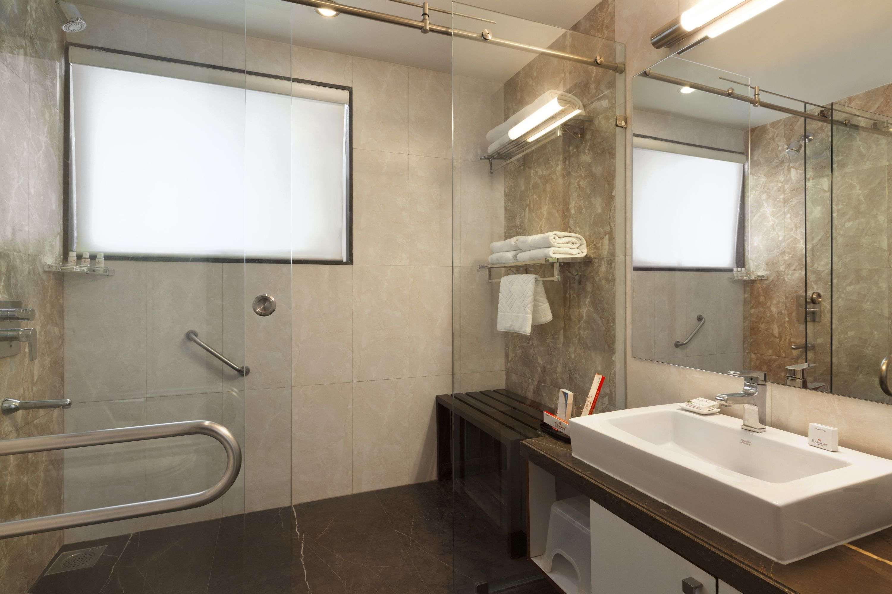 Ramada Ahmedabad Hotel ภายนอก รูปภาพ
