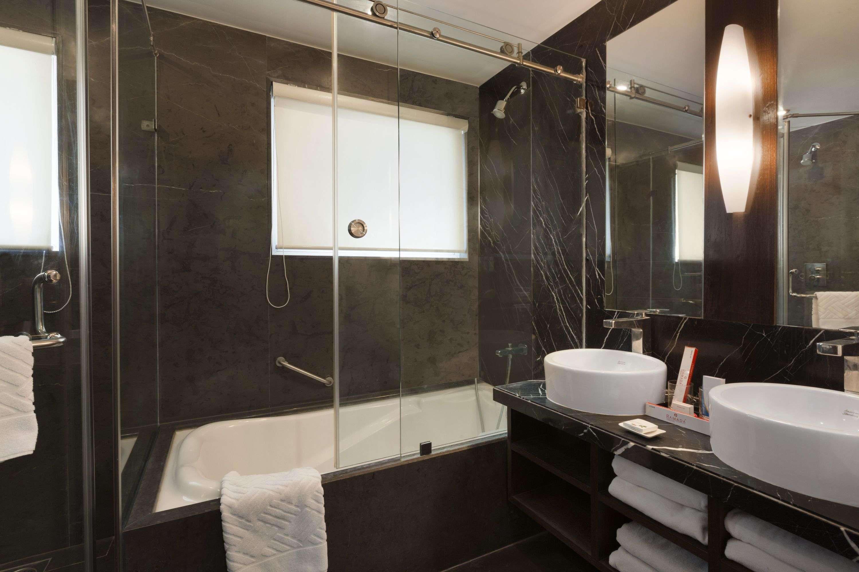 Ramada Ahmedabad Hotel ภายนอก รูปภาพ