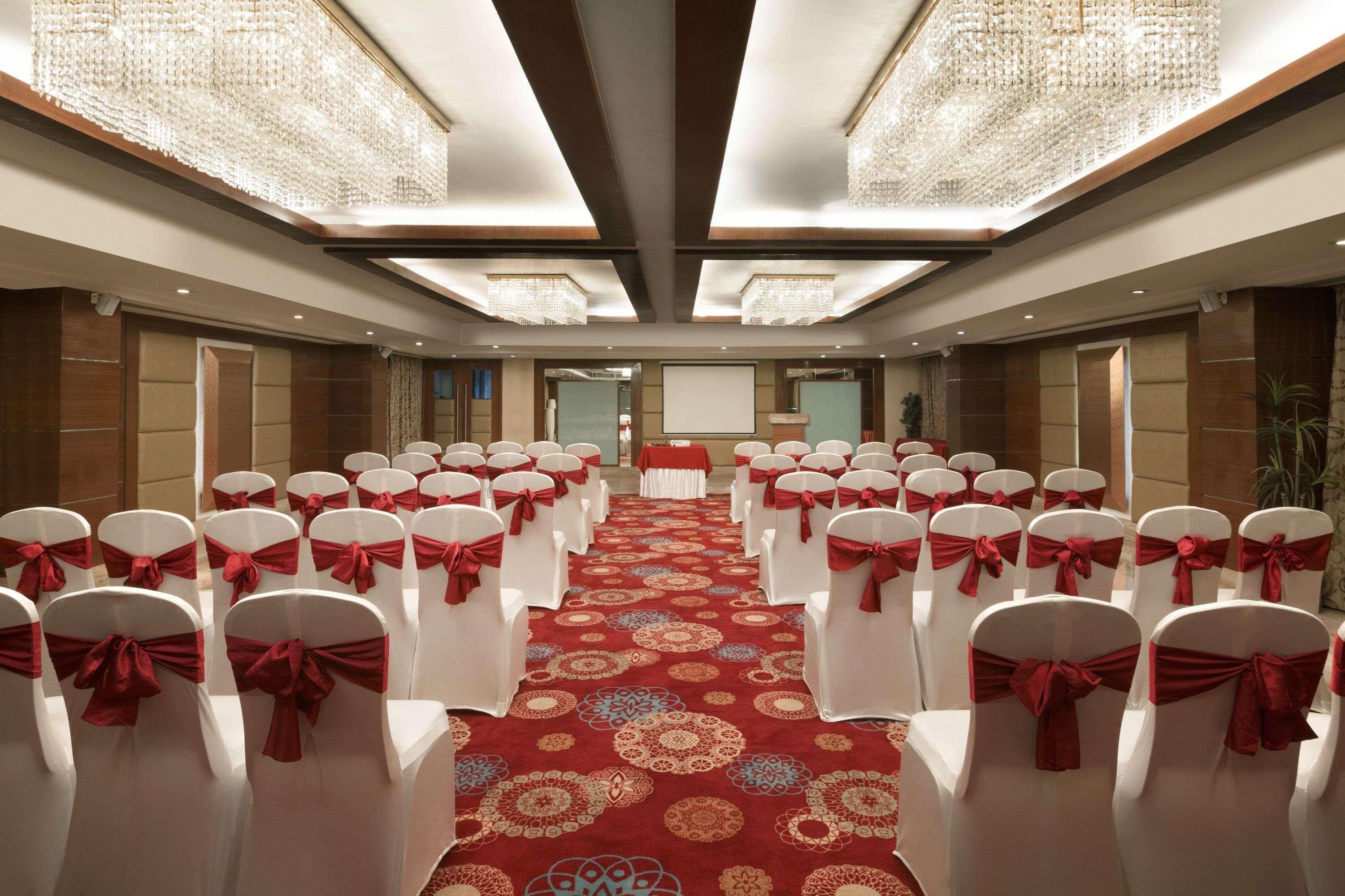 Ramada Ahmedabad Hotel ภายนอก รูปภาพ
