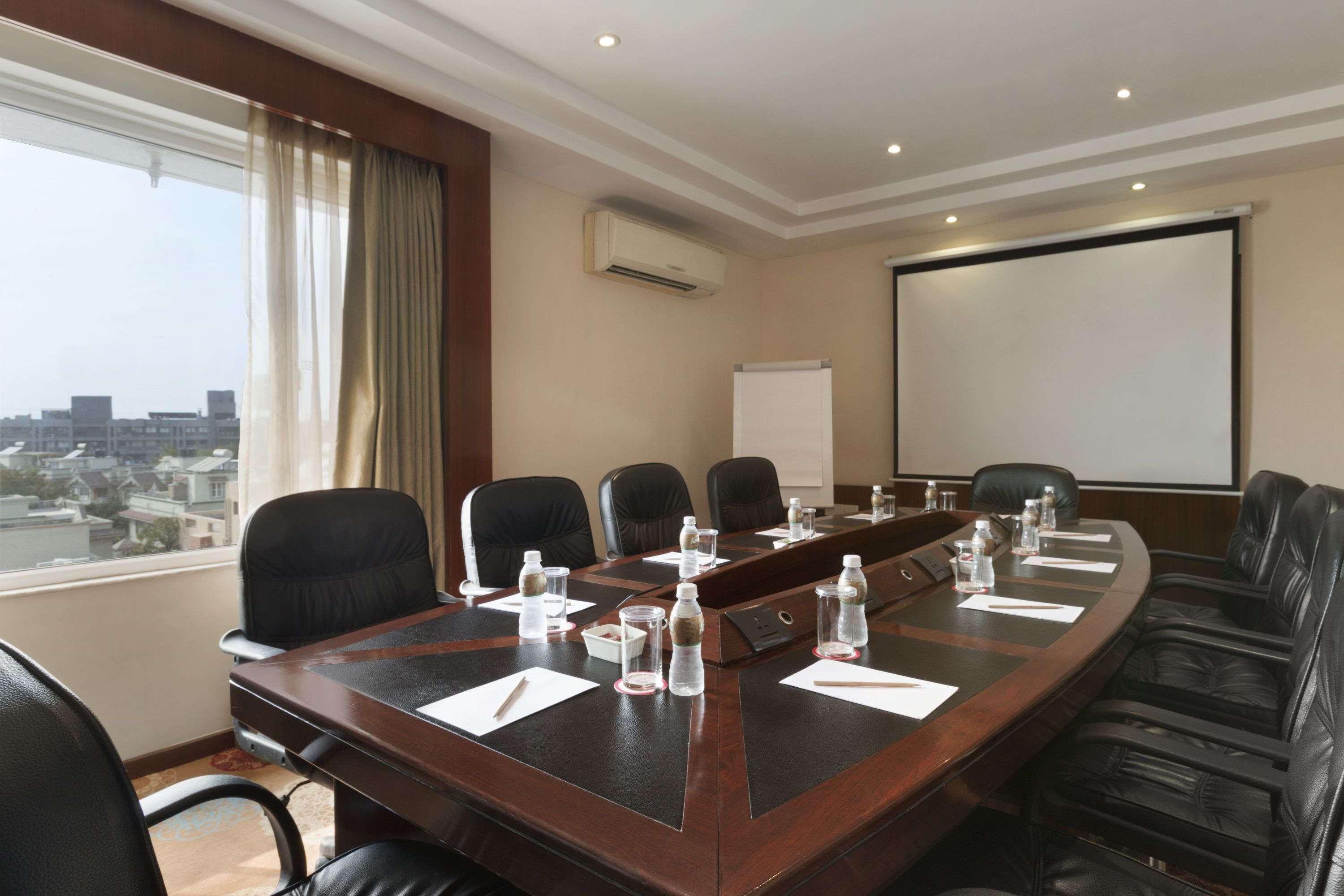 Ramada Ahmedabad Hotel ภายนอก รูปภาพ