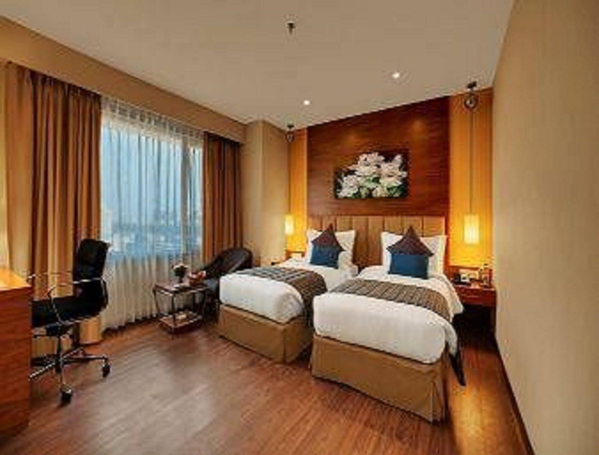 Ramada Ahmedabad Hotel ภายนอก รูปภาพ