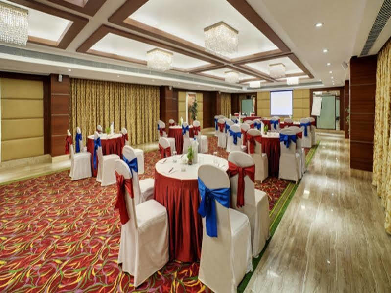 Ramada Ahmedabad Hotel ภายนอก รูปภาพ
