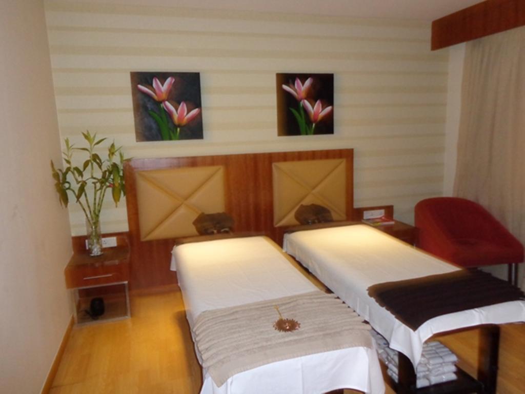 Ramada Ahmedabad Hotel ภายนอก รูปภาพ