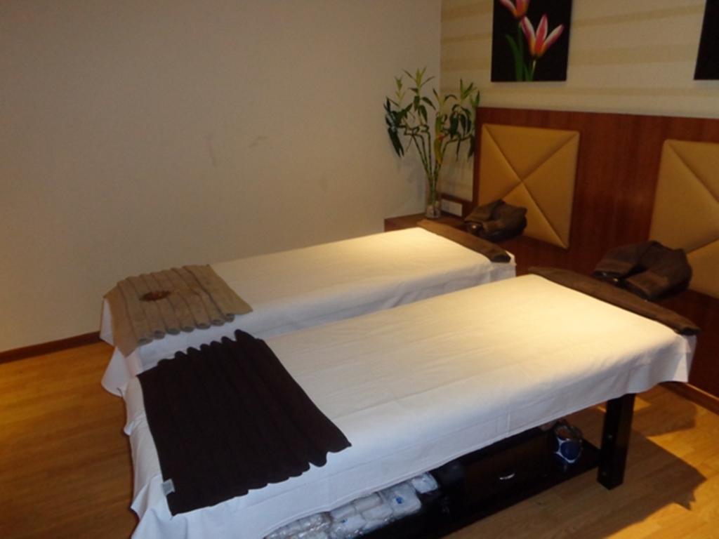 Ramada Ahmedabad Hotel ภายนอก รูปภาพ