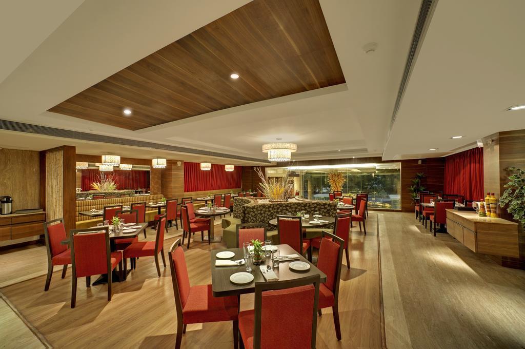 Ramada Ahmedabad Hotel ร้านอาหาร รูปภาพ