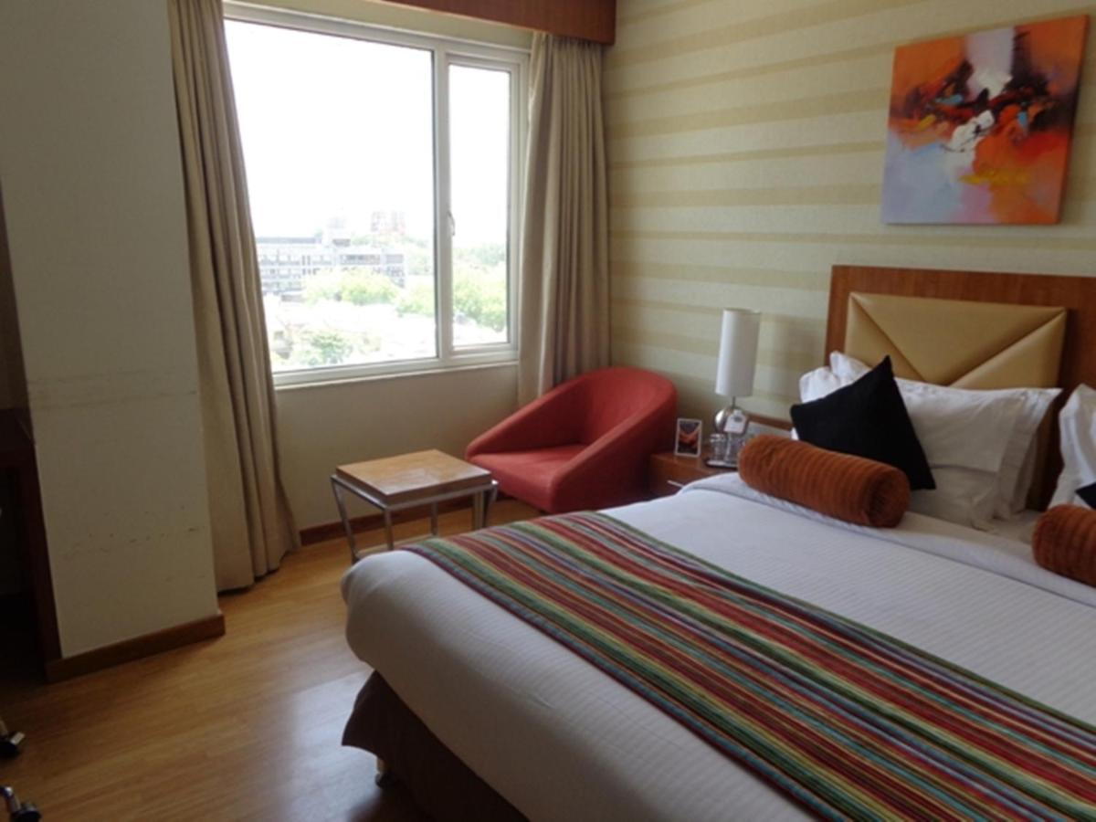 Ramada Ahmedabad Hotel ภายนอก รูปภาพ